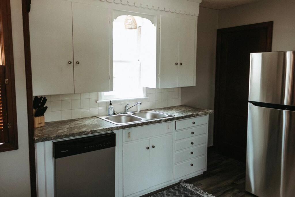 Bluebird Cottage, Walking Distance To Fairgrounds Hutchinson Exterior foto